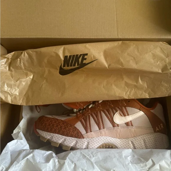 Nike Air Humara FM Sneakers - Picture 2 of 8